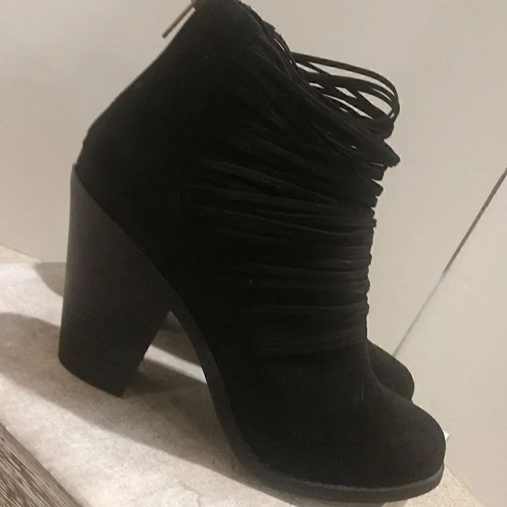 👍 Fergalicious Booties Size 7.5W.   A6